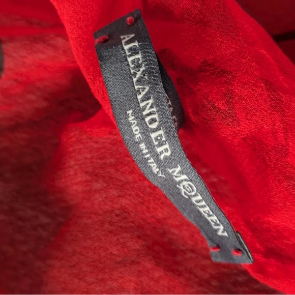 Authentic 100% silk Alexander McQueen skull scarf - Picture 2 of 3